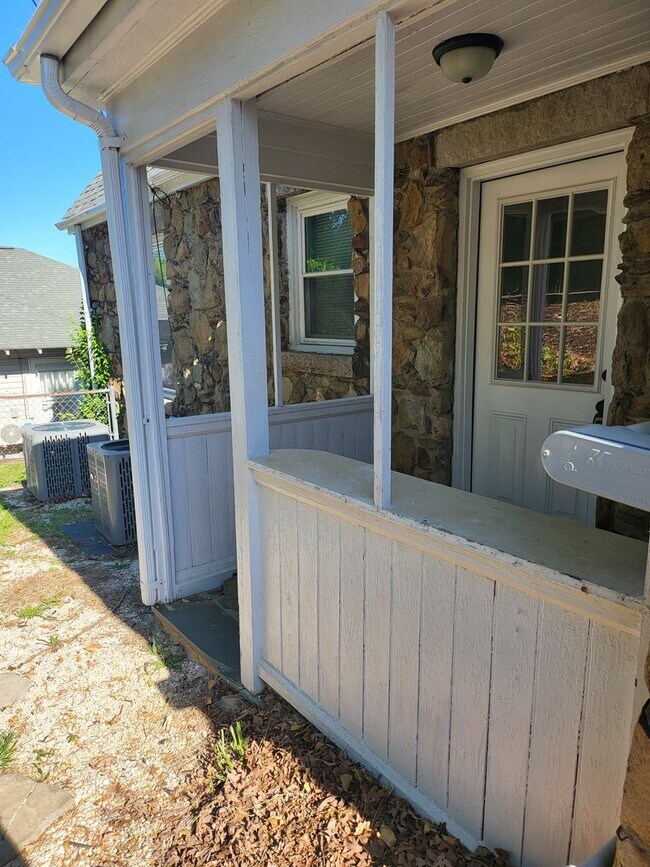 Building Photo - Newly Remodeled 3 Bedroom 2 Bath home in D...