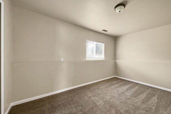 Building Photo - $2,095, 3 bed, 2 bath, located in Colorado...