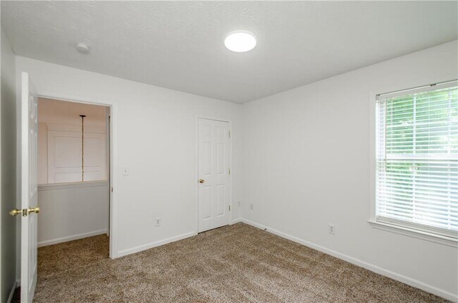 Building Photo - 3390 Northcliff Dr