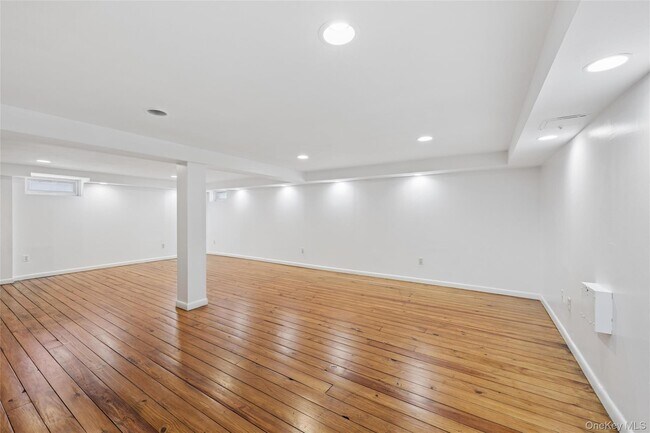 Building Photo - 31 Evelyn Ln