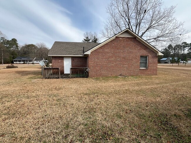 Building Photo - Charming 2 Bed 2 Bath Raeford Home