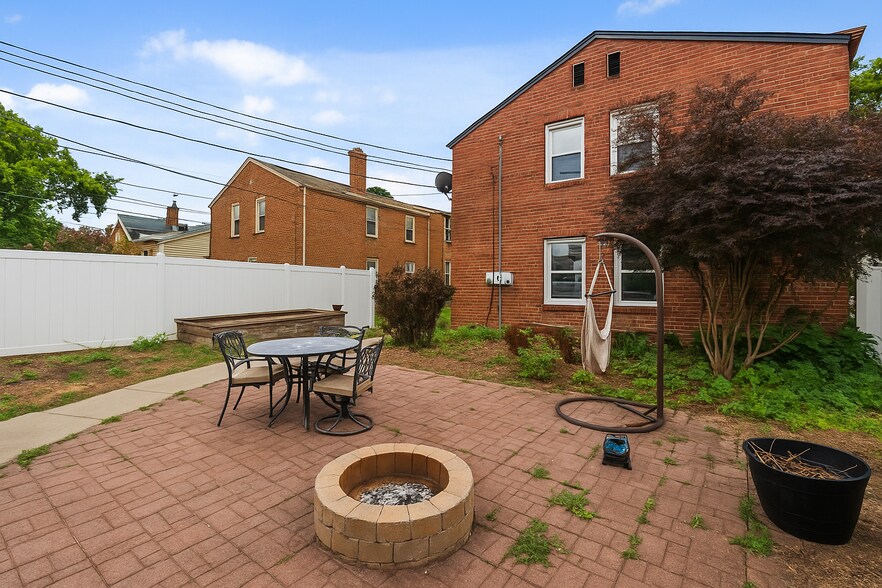 Building Photo - 3806 S Brust Ave