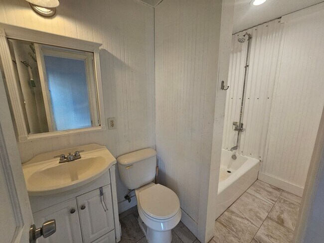 Building Photo - 3 BD / 2 BA Unfurnished - One block to the beach