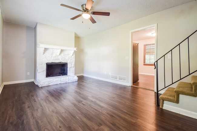 Building Photo - 1821 Pine Creek Dr