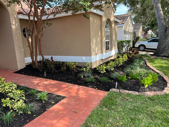 Building Photo - 1073 Siena Oaks Cir E
