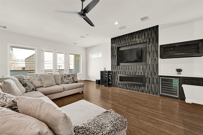 Building Photo - 707 W Clay St