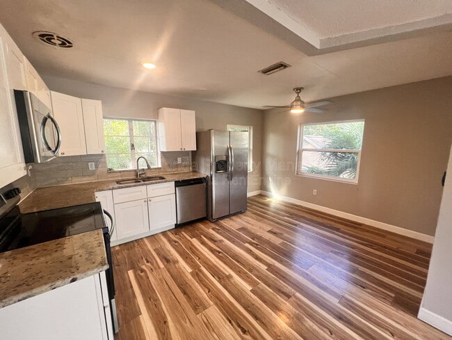Building Photo - 1110 Poinsettia Ave