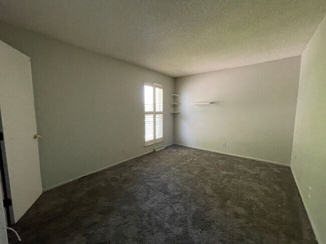 Building Photo - Charming 2-Bed, 2-Bath Condo in Prime Loca...