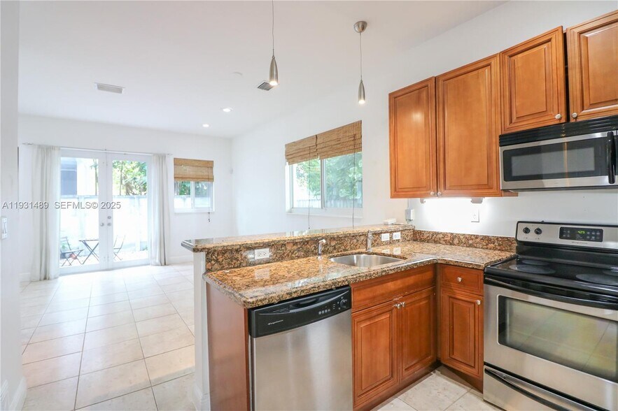 Building Photo - 2947 Coconut Ave