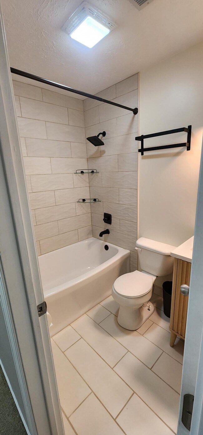 Building Photo - 6054 Southbay Dr