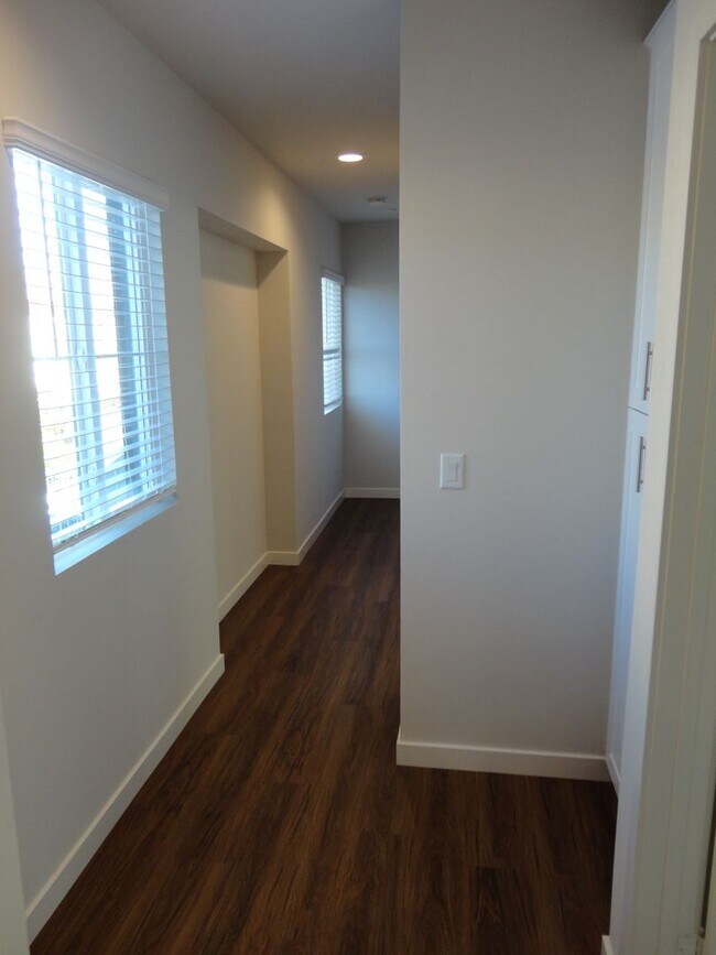 Building Photo - Move in Special!!  1/2 off 1st Month's Rent!!