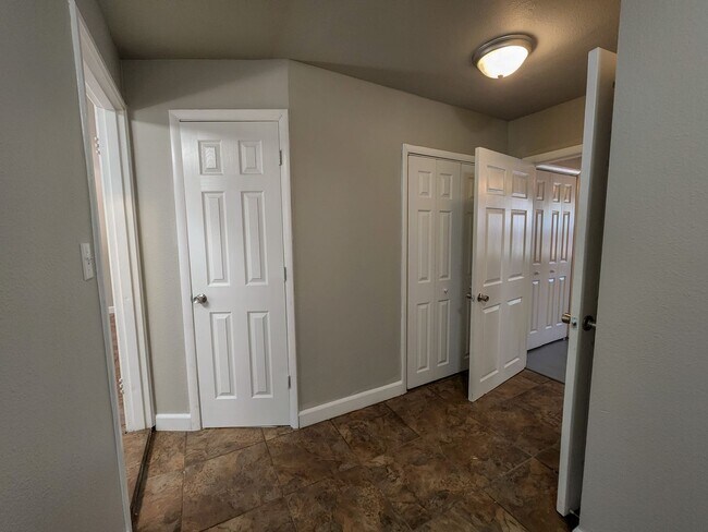 Building Photo - 3 Bedroom 2 Bath brick home in Shawnee
