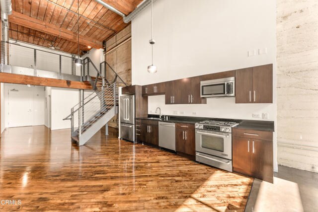 Building Photo - 530 S Hewitt St