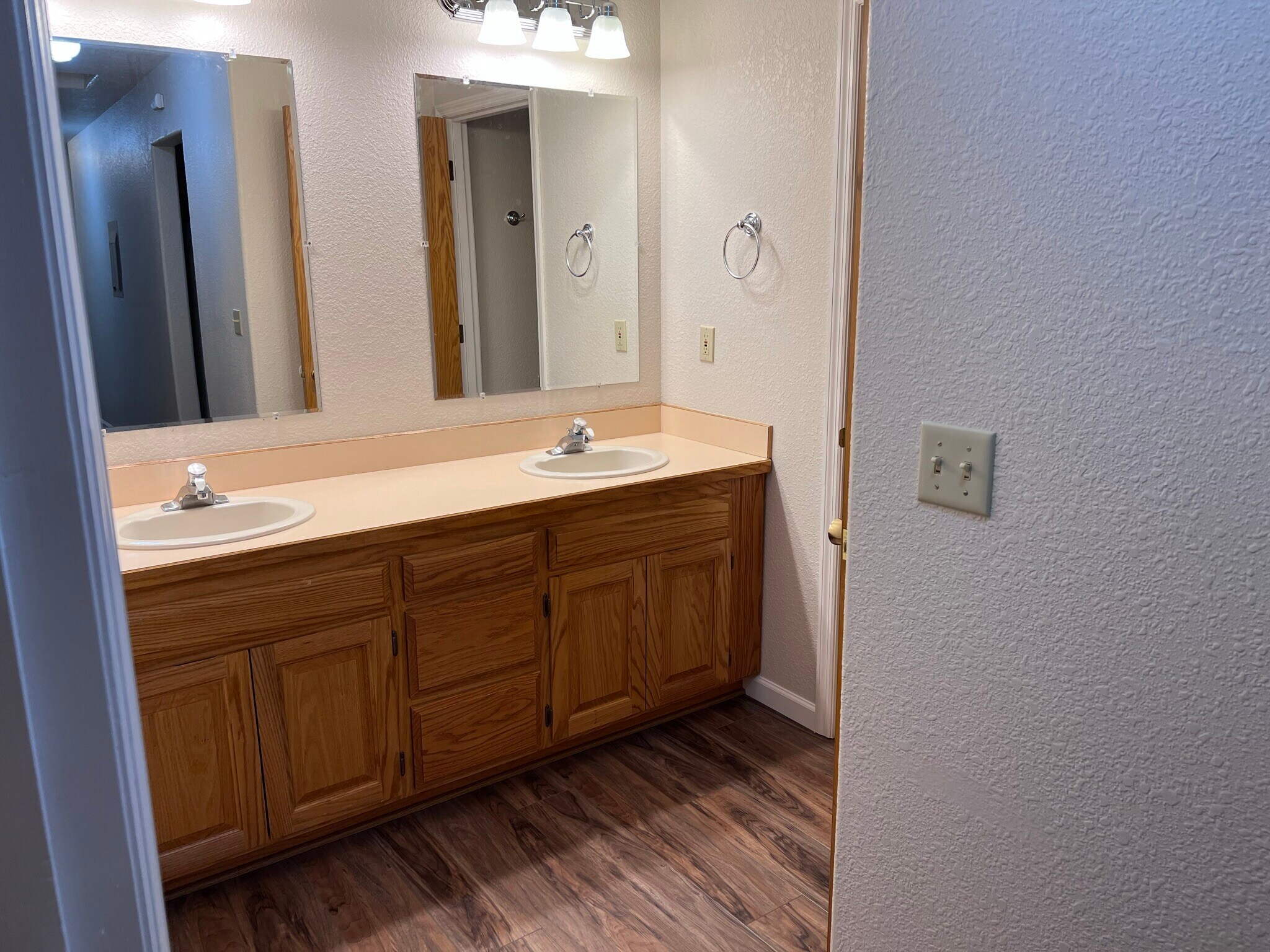 Building Photo - 5536 Glenridge Way