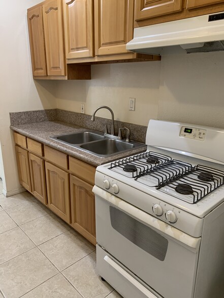 Building Photo - 3006 1/2 Van Buren Pl