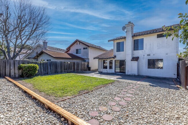 Building Photo - 4 bed/3 bath Single Family Home w/ large backyard!