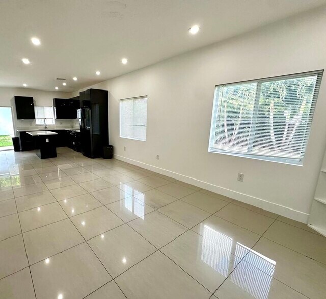 Building Photo - 14890 NE 10th Ave