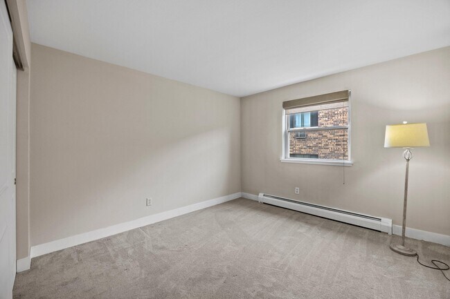 Building Photo - 2121 N Cambridge Ave