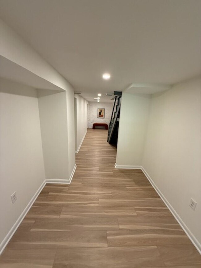 Building Photo - *DREAM LOCATION* 6BR Completely Renovated Duplex