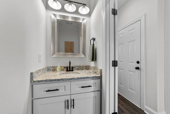 Building Photo - Salisbury Townhome w/ Garage