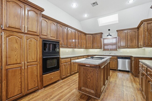 Building Photo - Beautiful & Newly Renovated 3 Bed & 2 Bath House in Heritage Hills with Private Pool