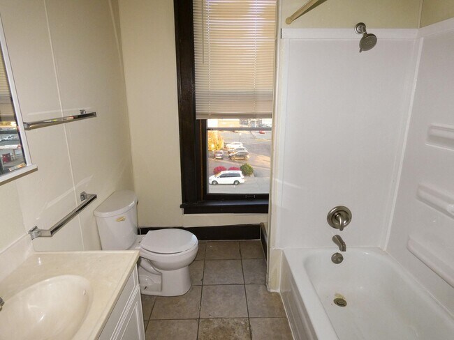 Building Photo - 15 E Main St