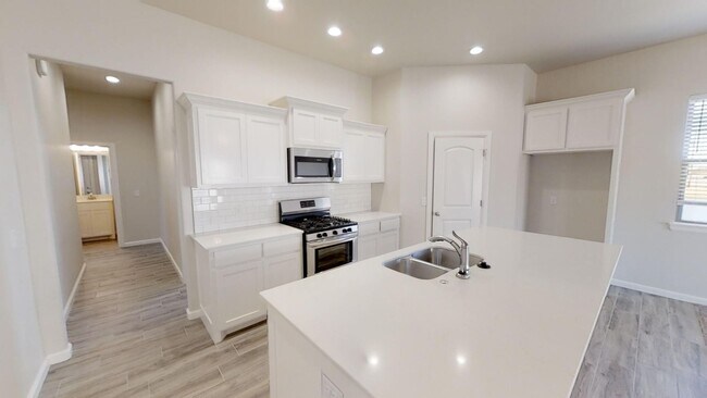 Building Photo - 3 bed 2 bath on West side Norman in gated ...