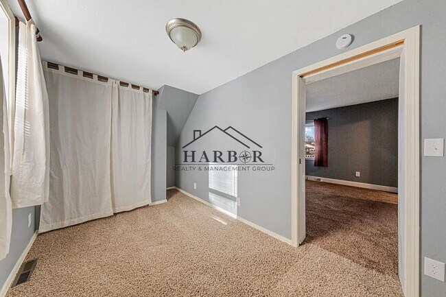 Building Photo - Pet-Friendly 3-Bedroom Gem in Prime Rochester Location