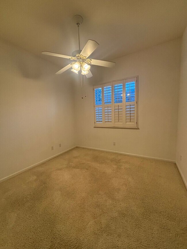 Building Photo - Beautiful 3 Bedroom 3 Bath Home