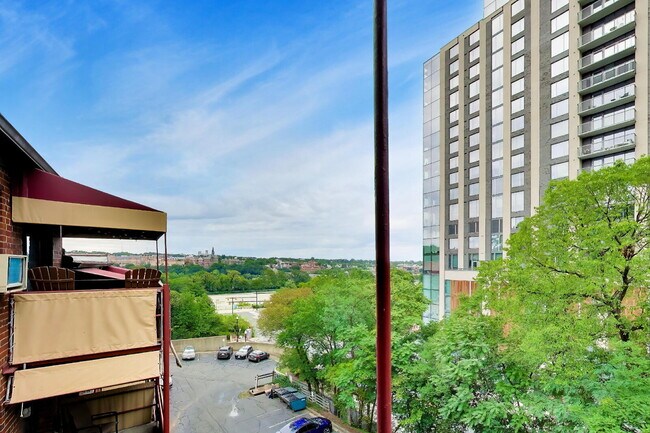 Building Photo - Top-Floor Rosslyn Condo with Georgetown Views