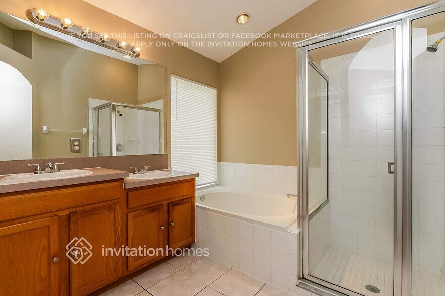 Building Photo - 11801 Acorn Woods Terrace