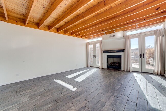 Building Photo - 2 Bed 2.5 Bath Right off Cherry Street!!