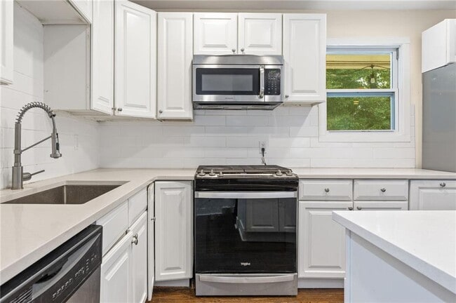 Building Photo - 551 Lyle Dr SE