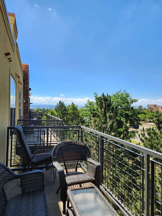 Building Photo - Beautiful Updated 2-Bedroom, 2 Full Bathroom Mid-Rise Condo Available ASAP!