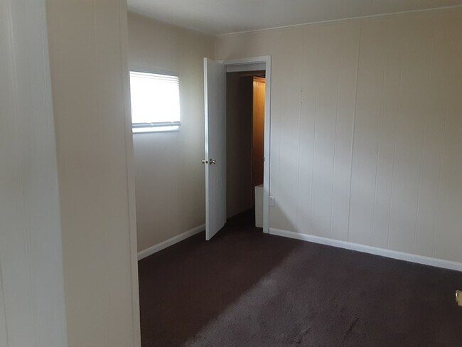 Building Photo - Nice 3 Bedroom Ranch w/ 2 Car Garage in Pe...