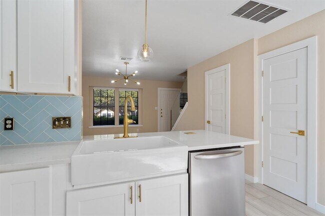 Building Photo - 11901 Swearingen Dr