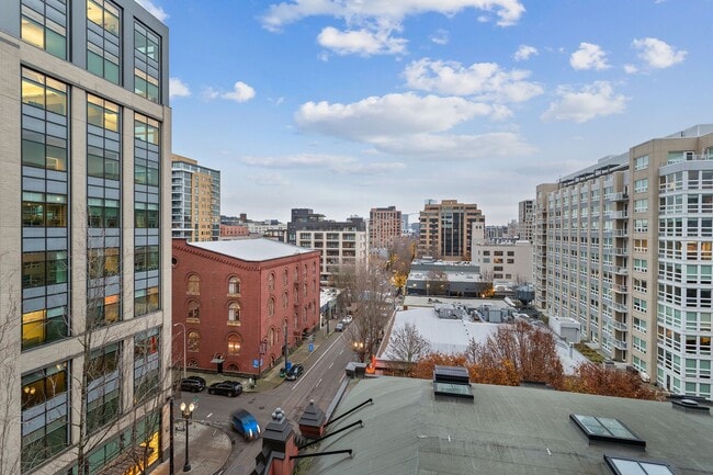Building Photo - Exquisite 1BD/1.5BTH Condo Unit in the Pea...