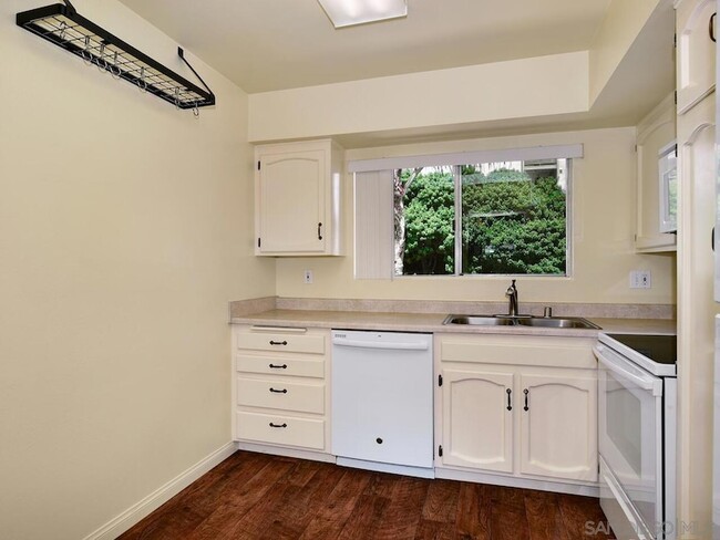 Building Photo - 6868 Hyde Park Dr