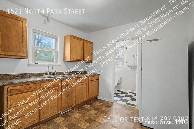 Building Photo - 1521 N Park St