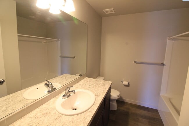 Building Photo - 3 bed, 2 bath townhome in Pasco
