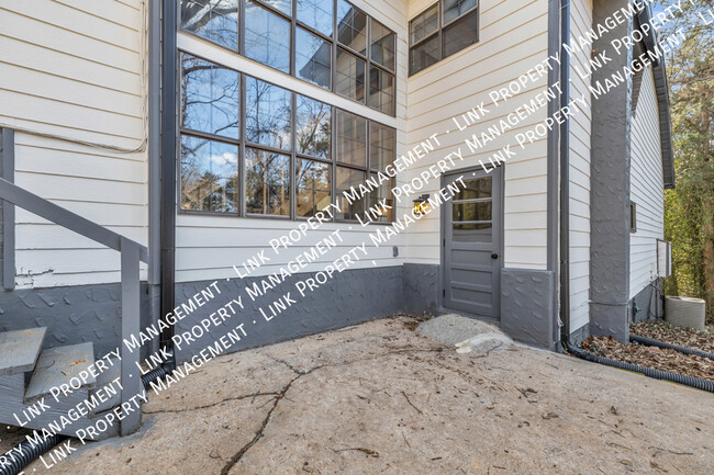 Building Photo - SPECIAL Half off January!  Spacious, Renov...