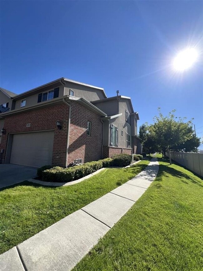 Building Photo - Spacious 6-Bedroom Home with 2 Kitchens in...