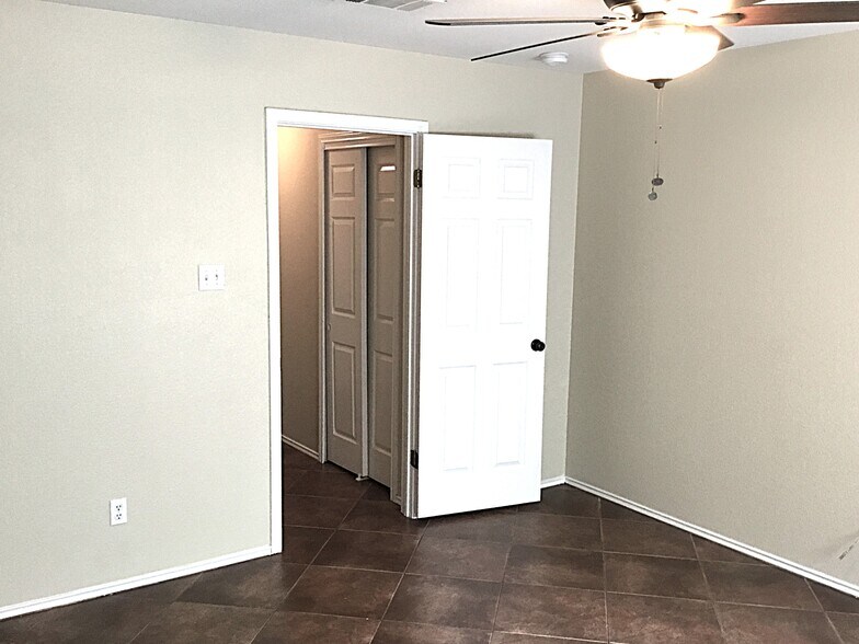Building Photo - 216 Fall Creek Dr