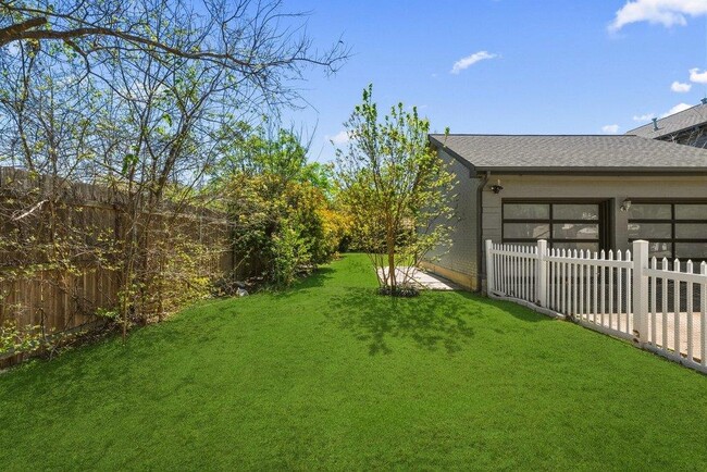 Building Photo - 10408 Loring Dr