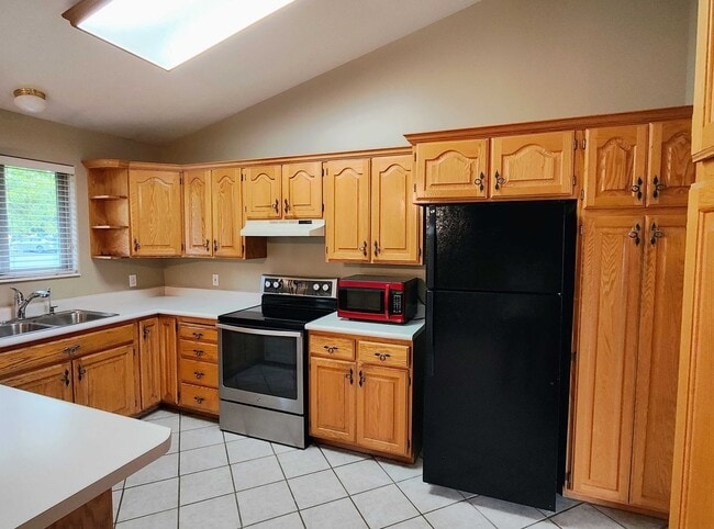 Building Photo - 5 BD 3 BA 2900 sq ft HOME IN DRAPER.