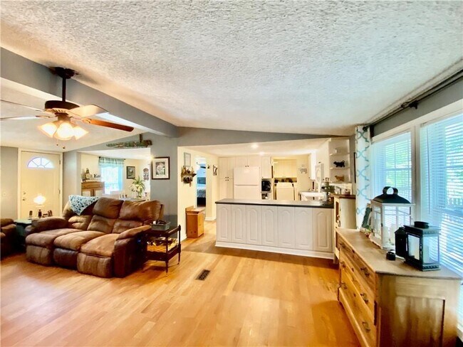 Building Photo - 148 Pine Tree Path