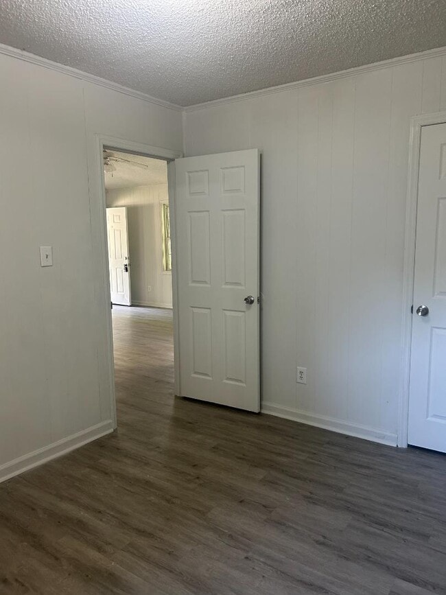 Building Photo - 208 Dent Ln