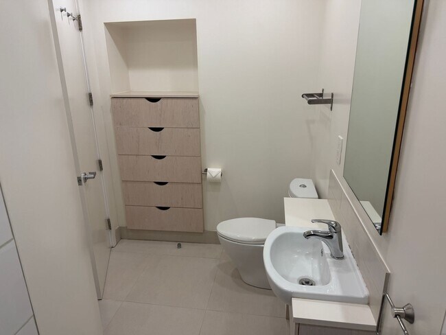 Building Photo - Contemporary, Large 1br/1ba Apt. Near Ashby BART