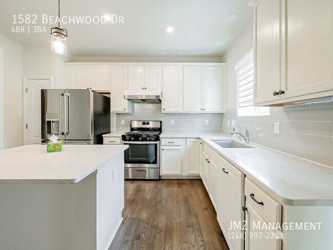 Building Photo - 1582 Beachwood Dr