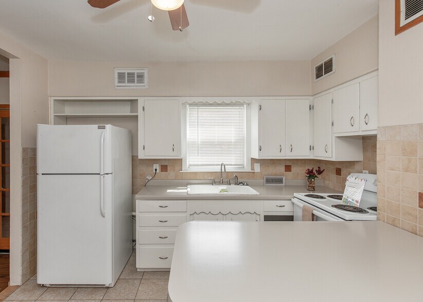 Building Photo - 537 23rd St